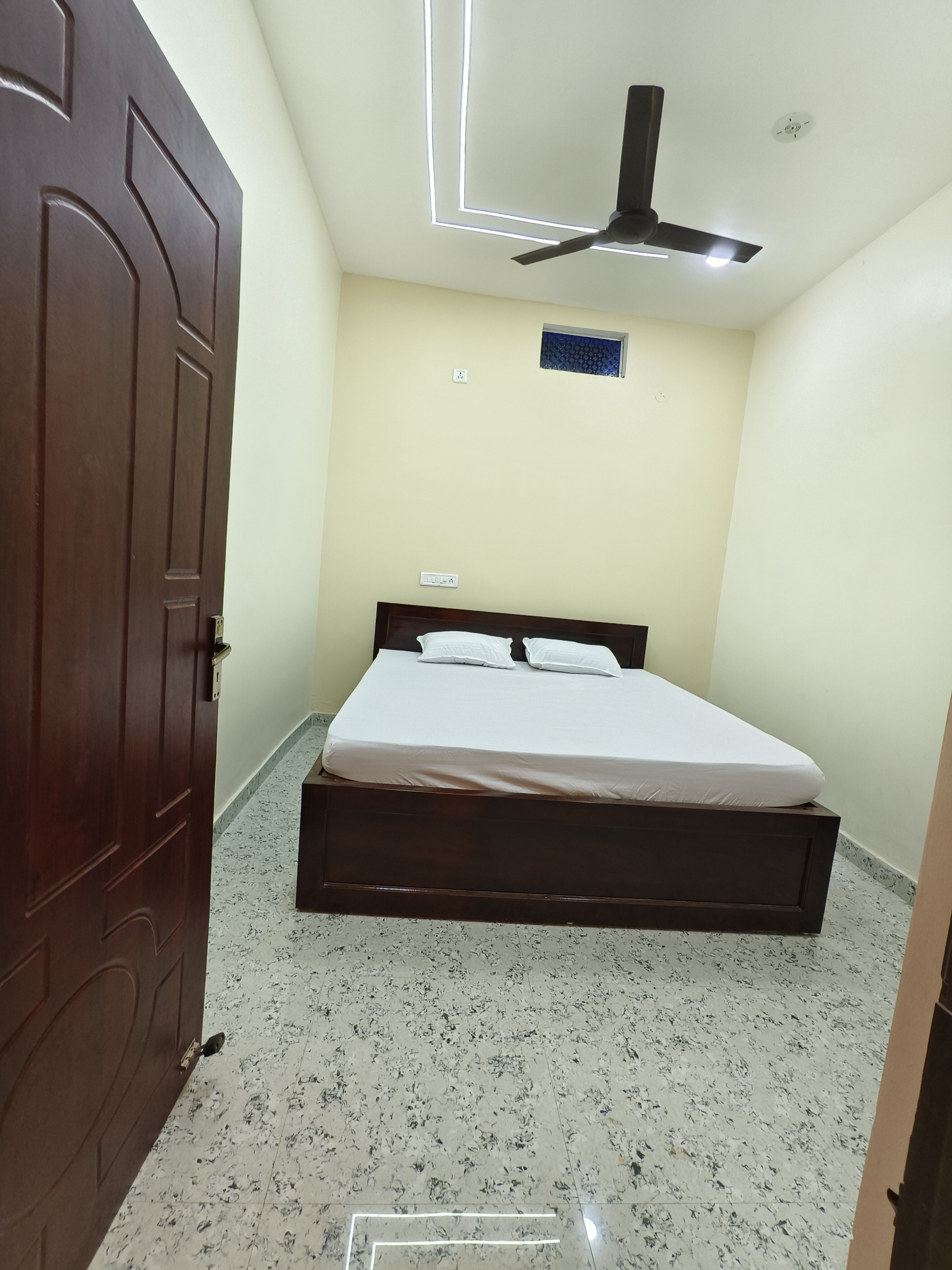 Sharda Inn - Tap to explore photos