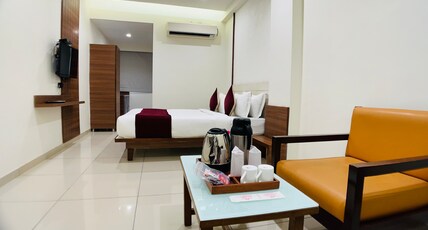 Hotel Ashray Inn Express Room Type - Deluxe King Room only