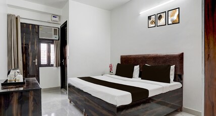 Collection O Sector 7 Rohini Formerly Giriraj Residency Room Type - Classic