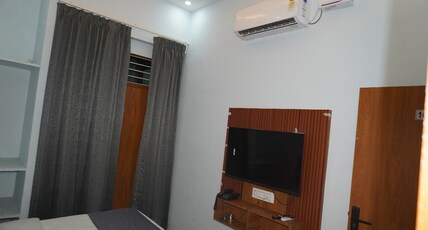 Hotel Yash Palace Room Type - Deluxe Room