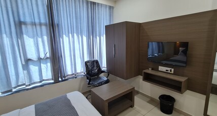 HOTEL AARNA PALACE Room Type - Deluxe Room