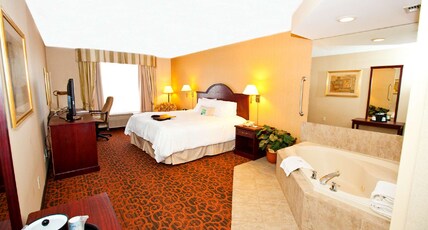 Hampton Inn Oakville Mississauga Room Type - 1 KING W  WHIRLPOOL NOSMOK