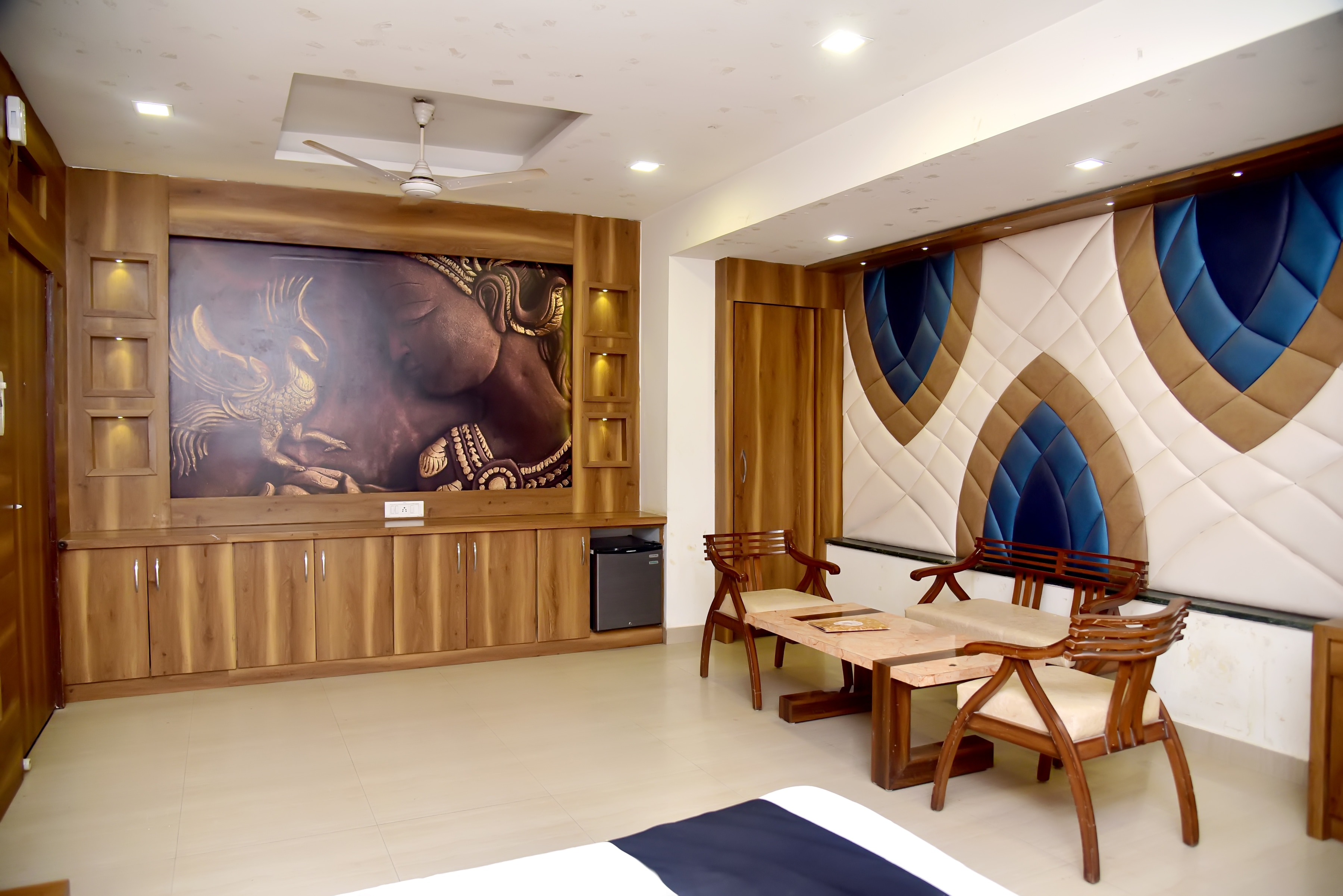 Radiance hotel - 1 km from Jiwaji university - Tap to explore photos