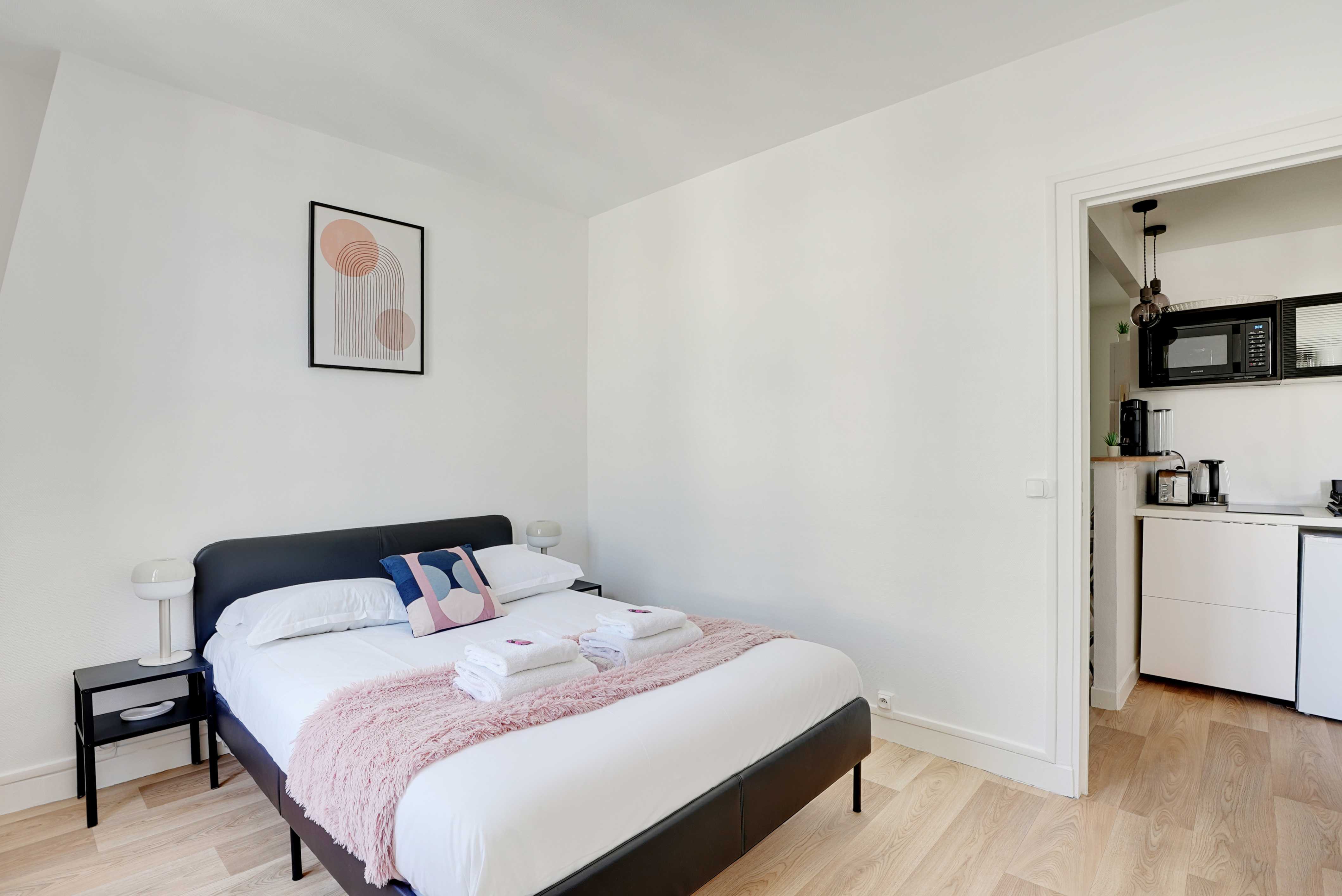 Modern apartment - 2BR/4P - Sacre-Coeur - Tap to explore photos