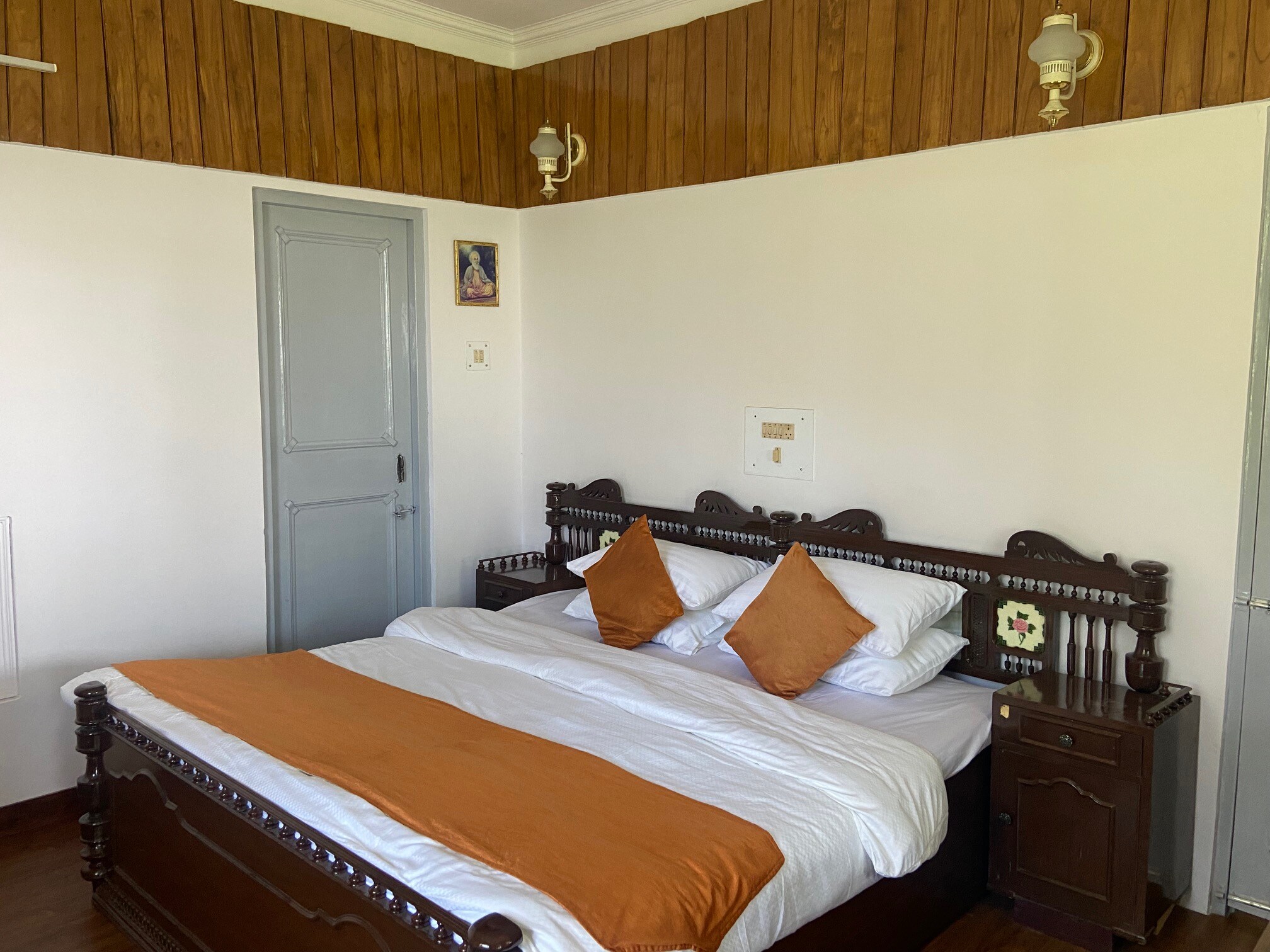 La-ShimLa- 2 BHK Cottage - cook, drive in, views - Tap to explore photos
