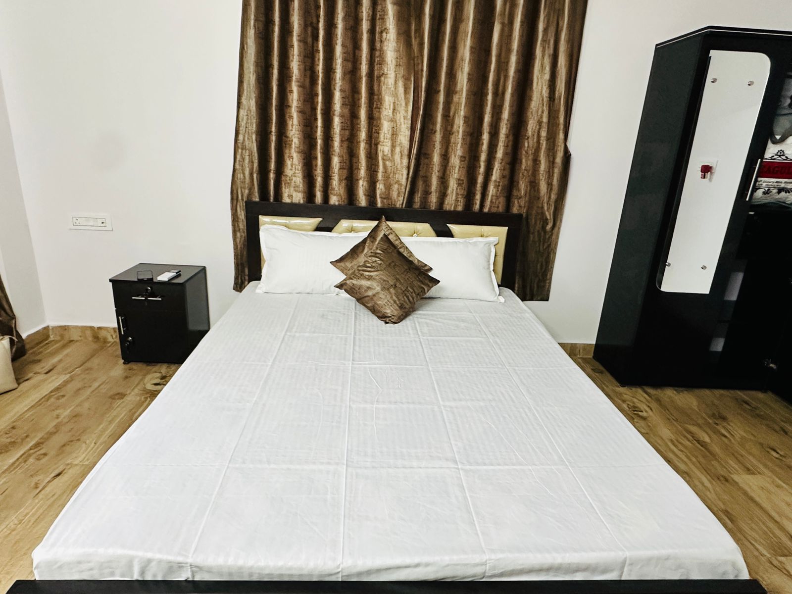RM | Entire 3BHK - Tap to explore photos