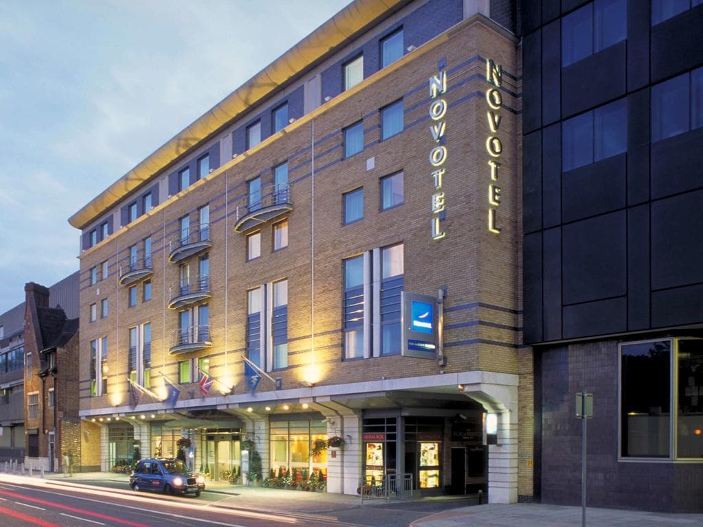 Novotel London Waterloo - Tap to explore photos