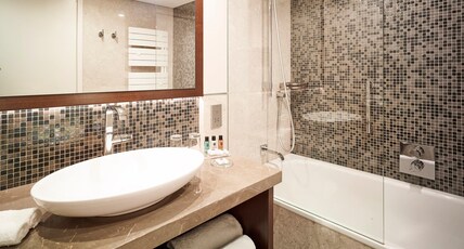 Crowne Plaza Hotel Bucharest Room Type - 1 Queen Bed Premium Balcony