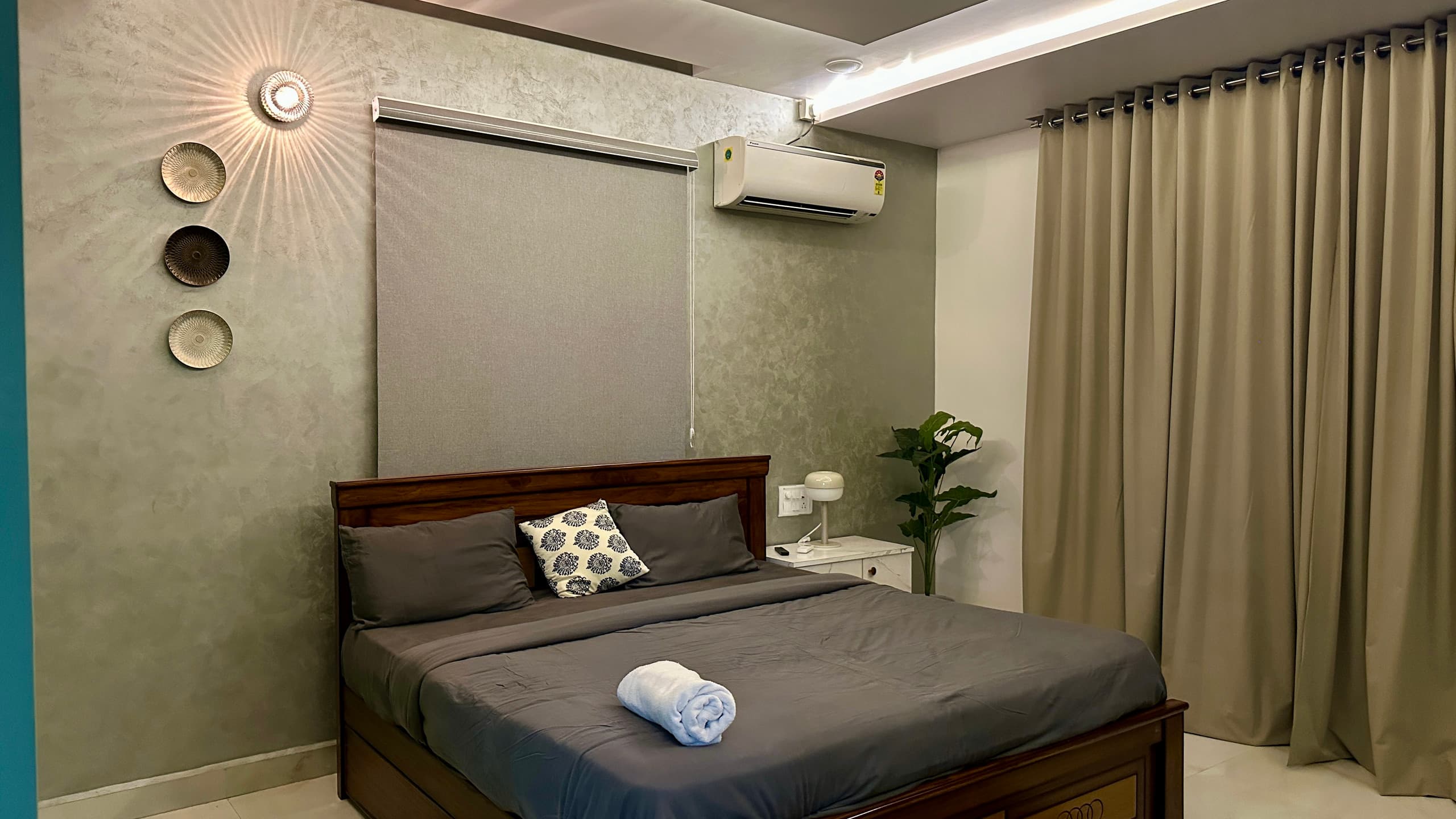 The Golden Arc 4BHK Duplex Novo Stays - Tap to explore photos