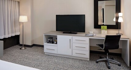 DoubleTree by Hilton Chicago - Magnificent Mile Room Type - 1 KING BED