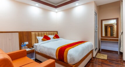 OYO 826 Hotel Hira Palace Room Type - Saver Double