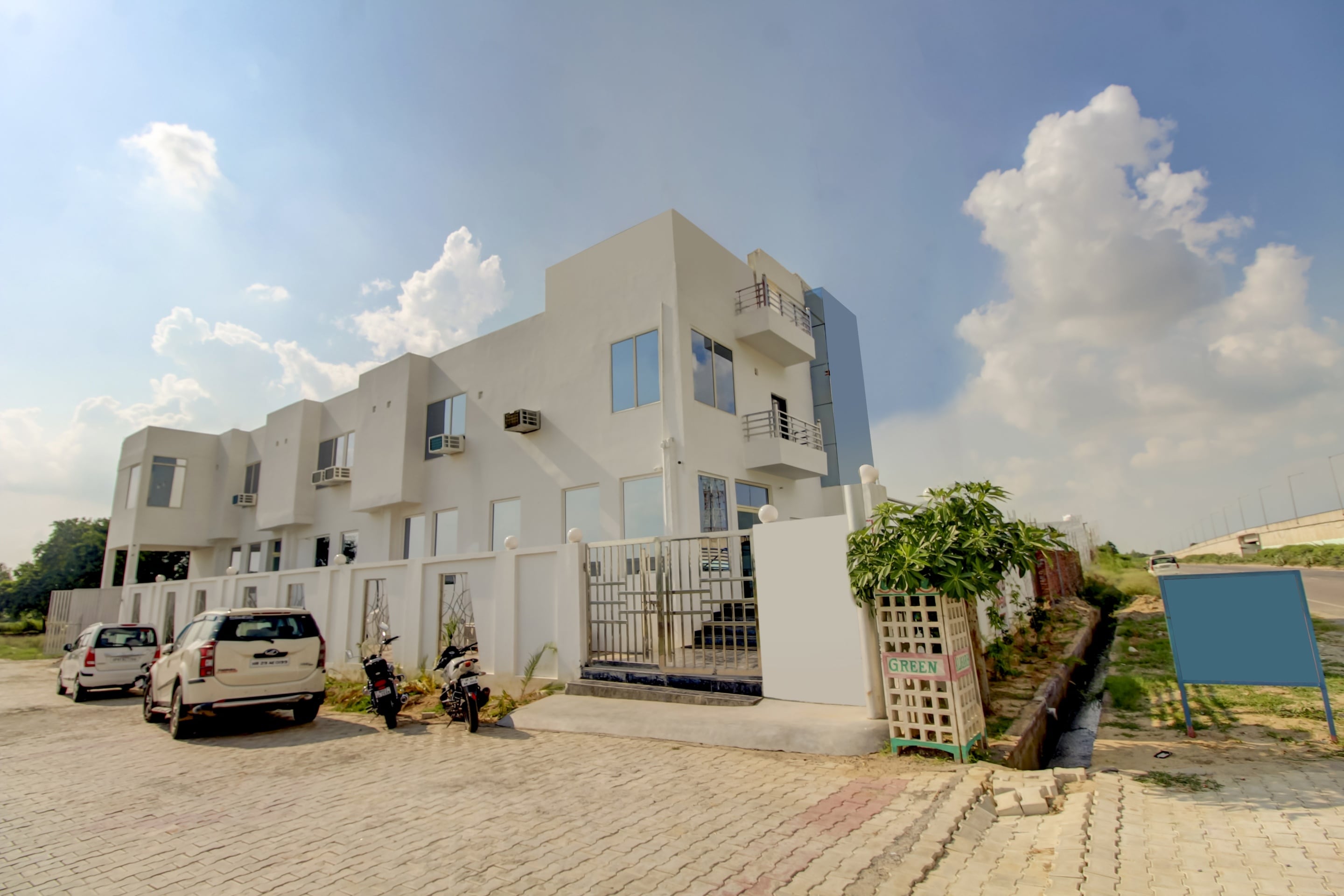 Flagship OYO Hotel Imperial Fort - Tap to explore photos