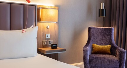 DoubleTree by Hilton Edinburgh Airport Room Type - QUEEN ACCESSIBLE GUEST RM
