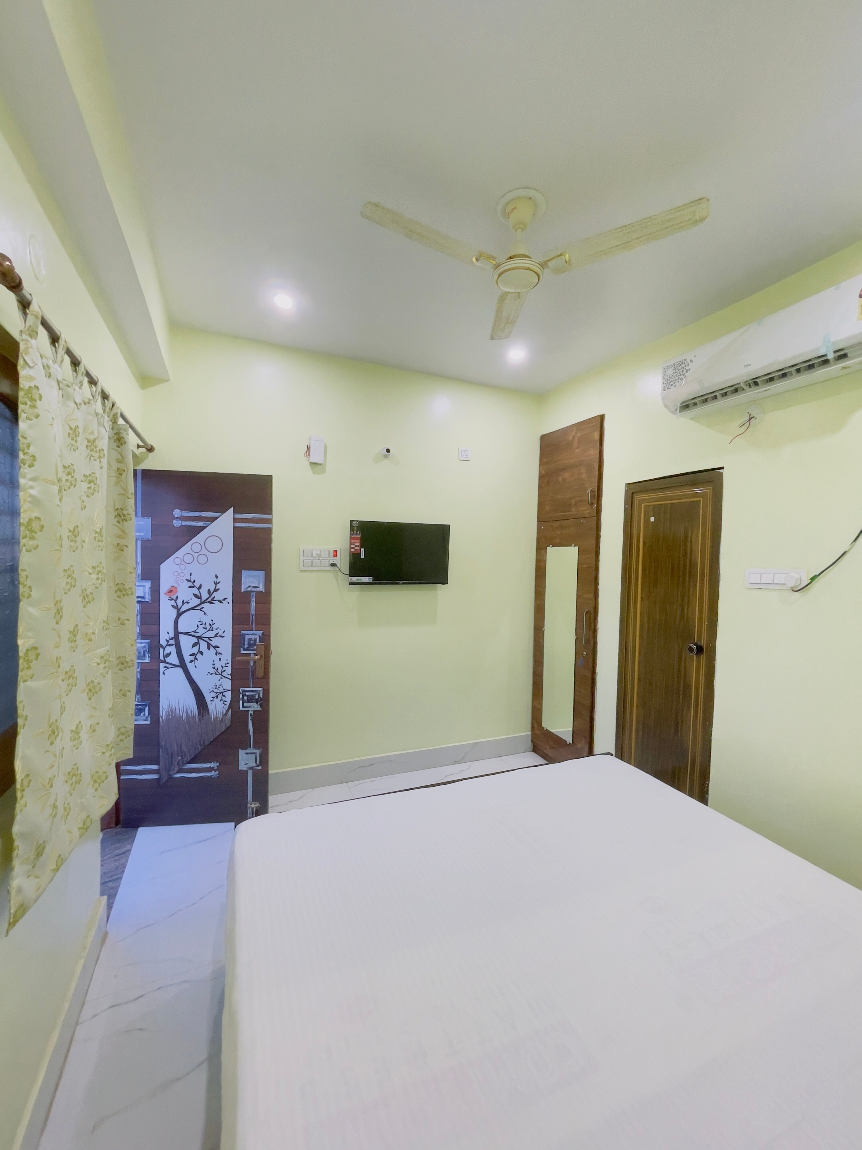 Hotel Krishna Ravi Inn Banquet Hall - Tap to explore photos