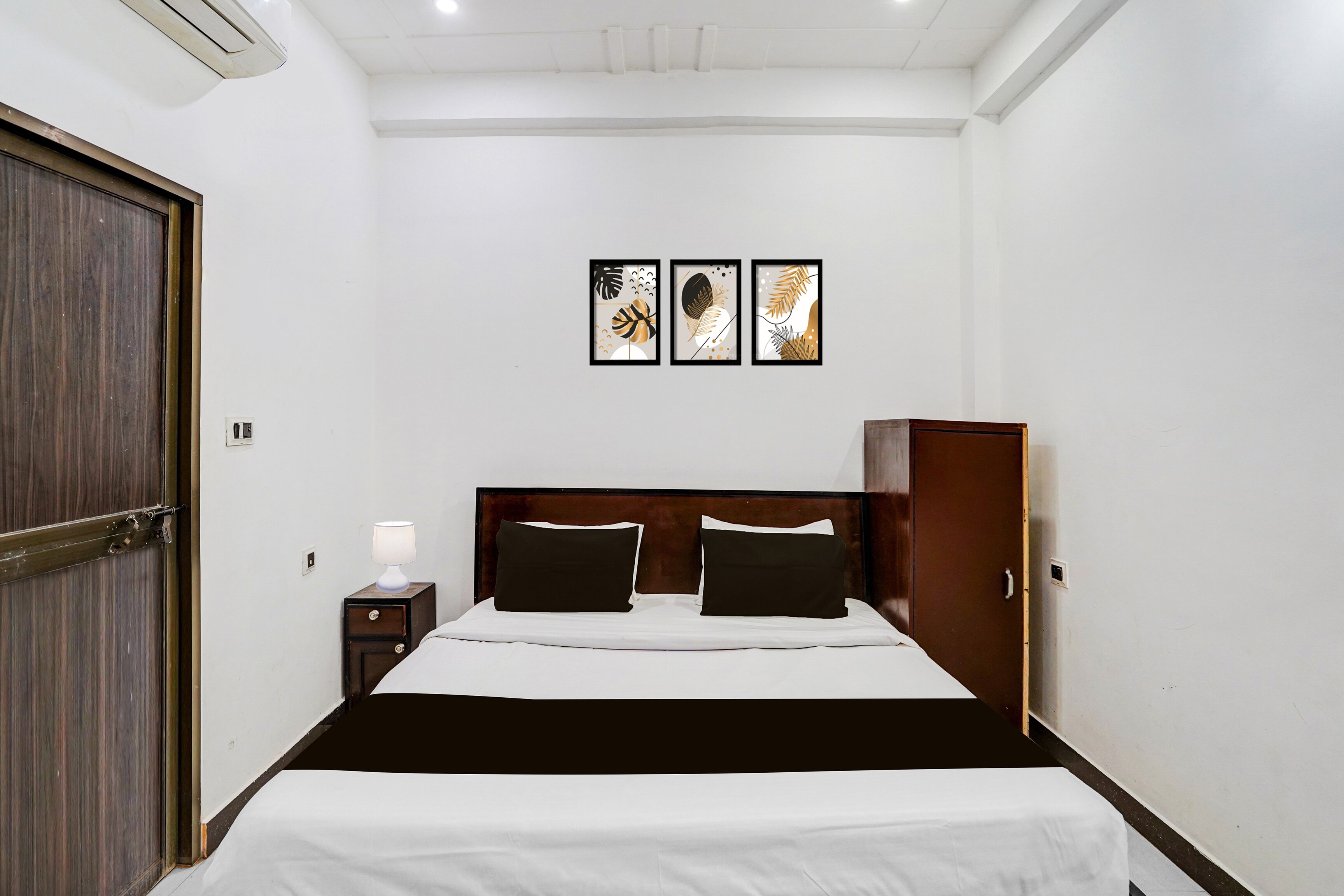 Super OYO Hotel O Ayodhya Dham Bus Terminal Formerly Om Palace - Tap to explore photos