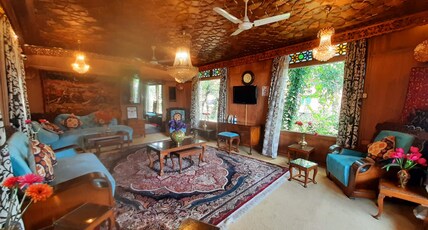 Luxury Inn Badyari Palace Houseboats Room Type - Luxury Deluxe Room with 1hr Shikara Ride On Dal lake