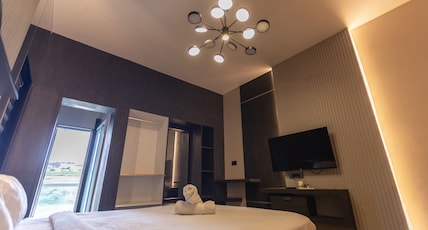 Royal MM Abode Room Type - Super Luxury Room With Balcony
