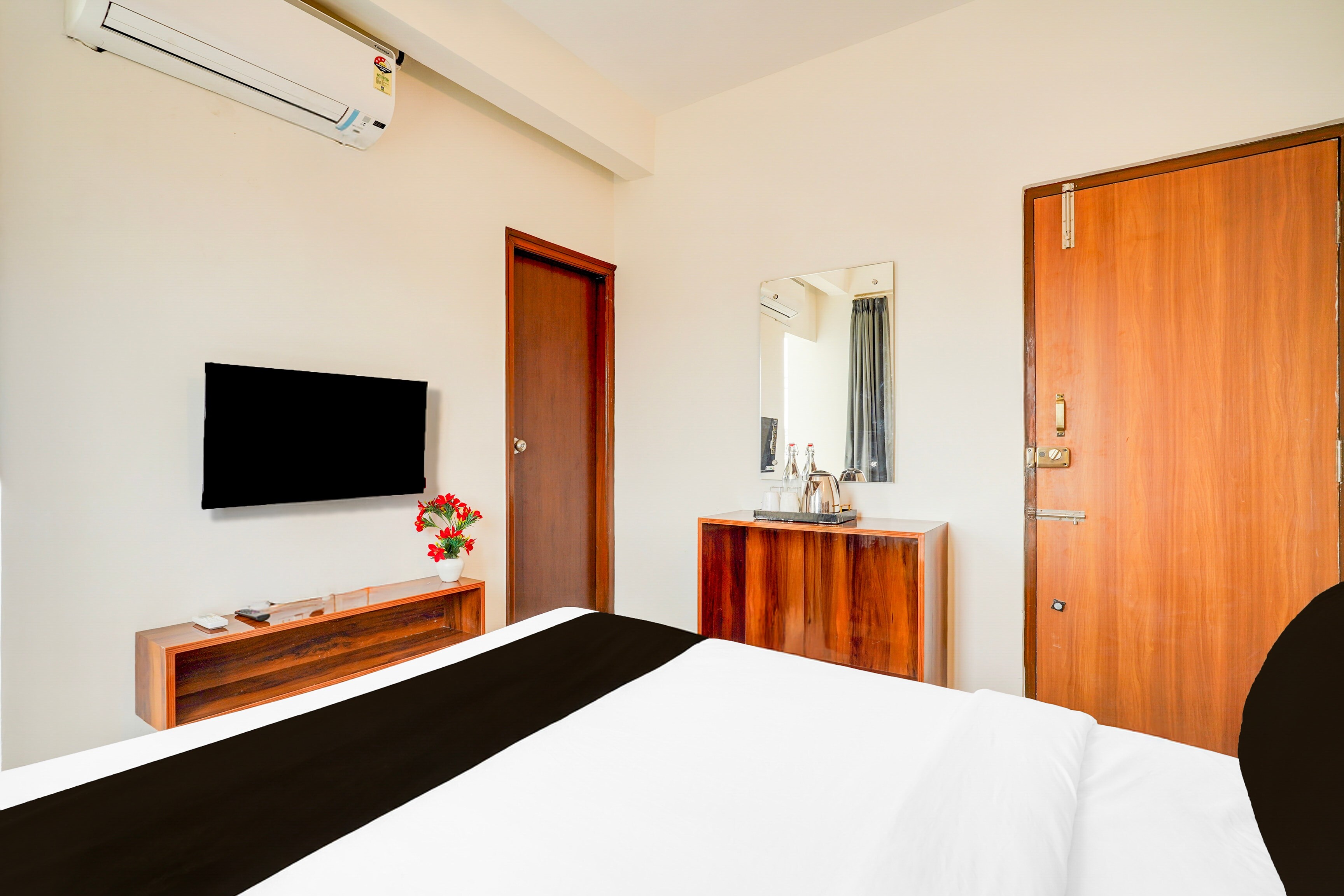 Super Townhouse Hebbal Dasarahalli Formerly Otium Suites - Tap to explore photos