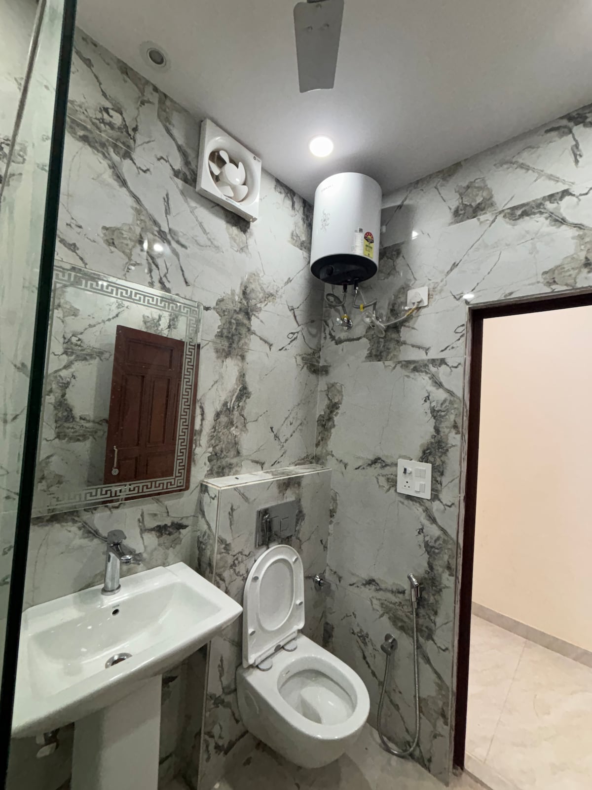 Trahes Elite Modern 2 Bedroom in East Patel Nagar - Tap to explore photos