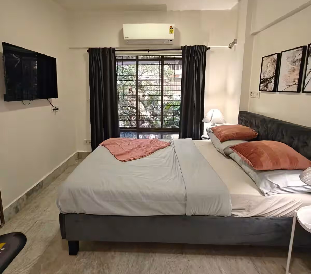Spacious 1BHK Off Carter Road - Tap to explore photos