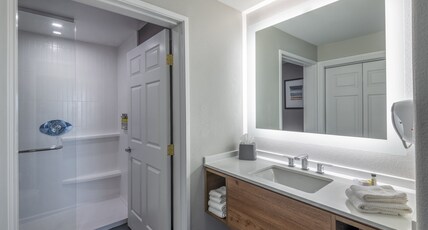 Staybridge Suites PHOENIX - GLENDALE SPORTS DIST Room Type - Two Bedroom Suite Staybridge Suites PHOENIX - GLENDALE SPORTS DIST Room Type - Two Bedroom Suite