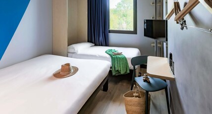 ibis Budget La Rochelle Room Type - Bedroom with 1 double bed and 1 single bed ibis Budget La Rochelle Room Type - Bedroom with 1 double bed and 1 single bed