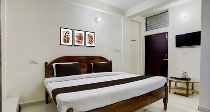 Hotel O Hanuman Nagar Kankarbagh Formerly Home Town Room Type - Deluxe