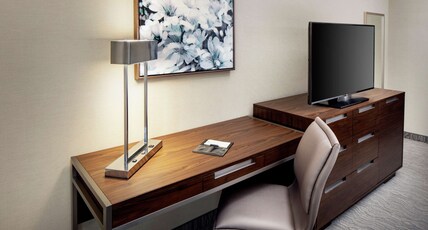 DoubleTree by Hilton Nashua Room Type - 1 KING BED HEARING ACCESS