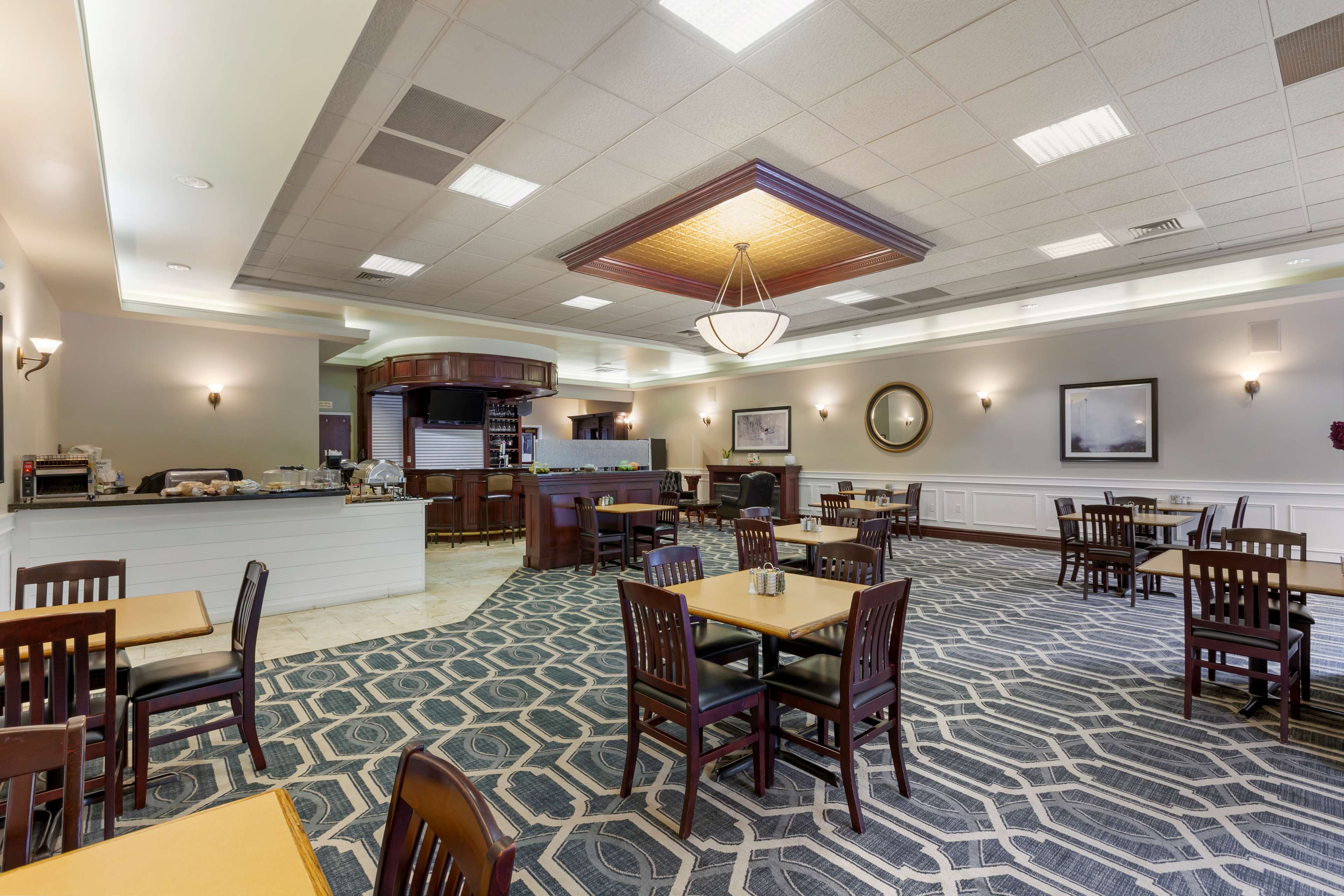Best Western Plus Orillia Hotel - Tap to explore photos