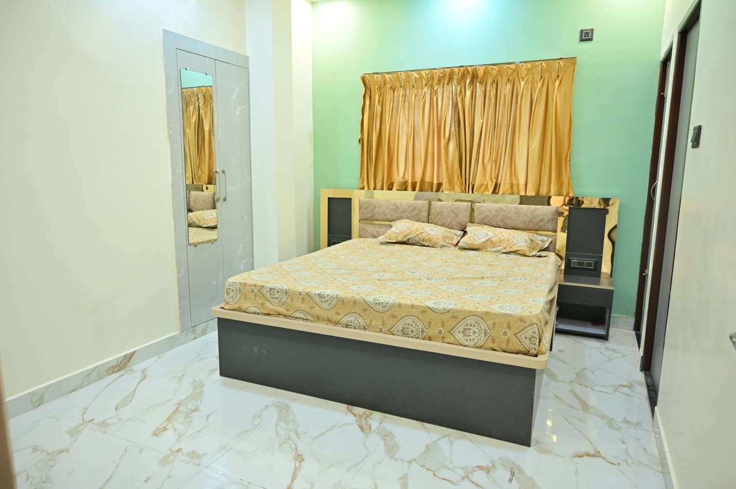 RK ROYALE - Tap to explore photos