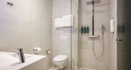 DoubleTree by Hilton Hotel Amsterdam - NDSM Wharf Room Type - QUEEN GUEST ROOM