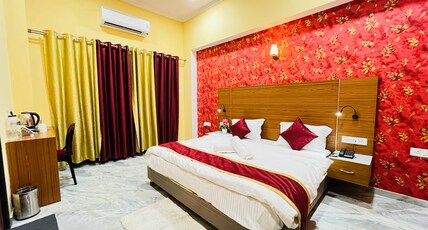 Pushpak Inn | The luxurious Stay Room Type - The Grand Suite | Luxury Experience of Balcony and Bathtub Pushpak Inn | The luxurious Stay Room Type - The Grand Suite | Luxury Experience of Balcony and Bathtub