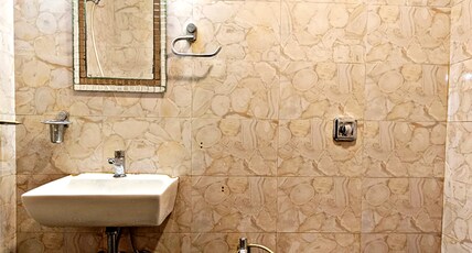 Cozy Ac Double Lemon Room Mumbai Nr Metro Stations Room Type - Bunk Bed In Mixed Dormitory Room (Lower)