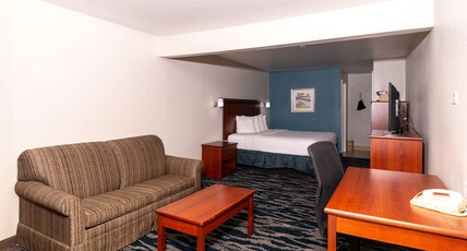 Best Western Paradise Inn Room Type - 1 King Bed, Non-Smoking, Sofabed, Microwave, Refrigerator, Coffee Maker, Continental Breakfast Best Western Paradise Inn Room Type - 1 King Bed, Non-Smoking, Sofabed, Microwave, Refrigerator, Coffee Maker, Continental Breakfast