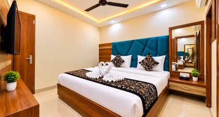 Hotel SMR Palace-Rooftop - view Taj Mahal Room Type - Deluxe Room Hotel SMR Palace-Rooftop - view Taj Mahal Room Type - Deluxe Room