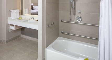 DoubleTree by Hilton Boston Logan Airport Chelsea Room Type - 1 KING BED ACESSIBLE TUB