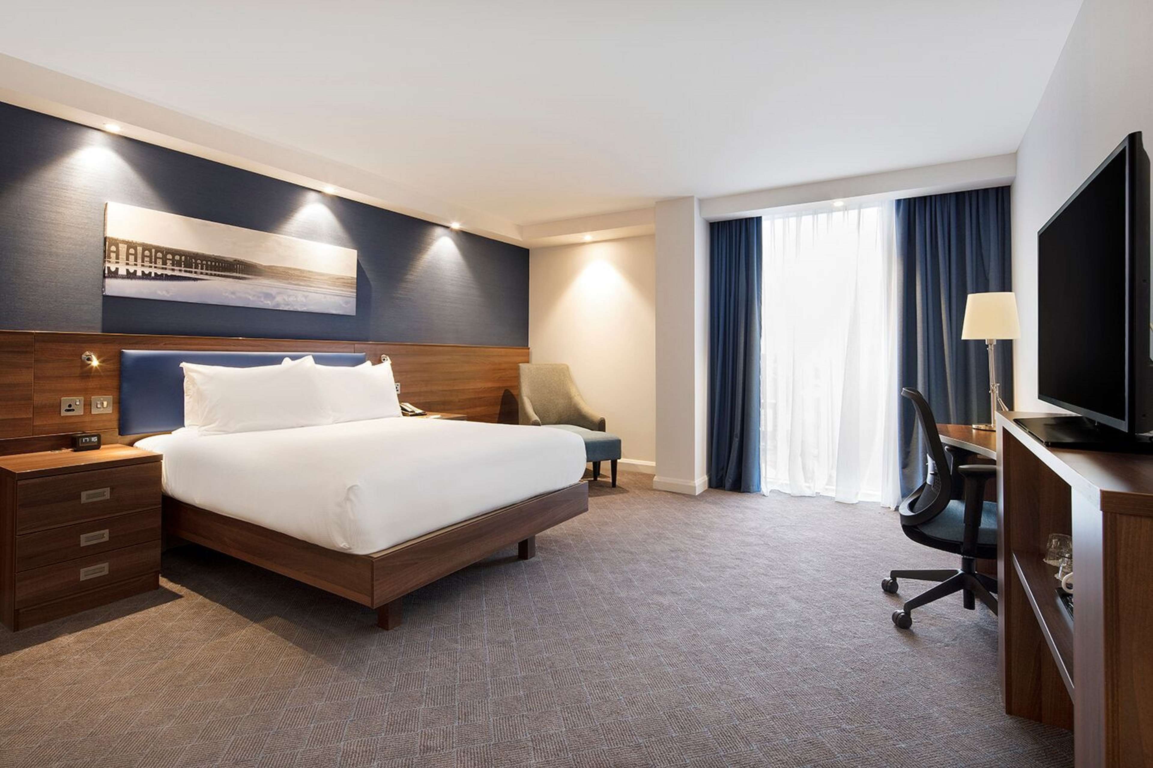 Hampton by Hilton Dundee - Tap to explore photos