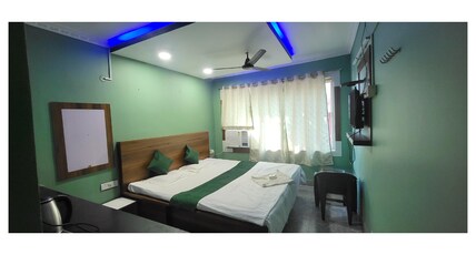 JAY HO Room Type - Deluxe double bedroom