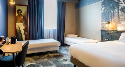 Mercure Rochefort La Corderie Royale Room Type - Superior Room with a King size bed and 2 single beds