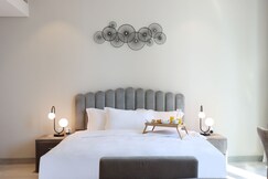 ELIVAAS Curated Glam Studio in Marina, Next to Marina Walk