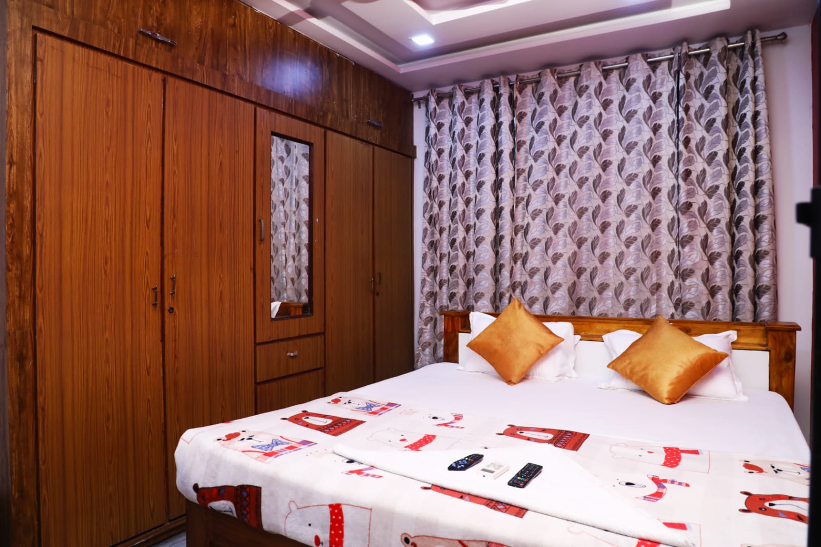 Sai Nivas Guest House - Tap to explore photos