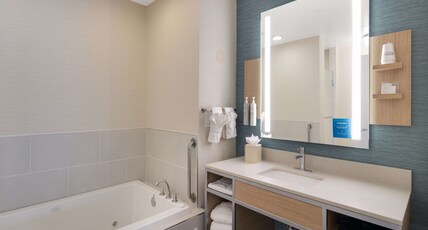 Hilton Garden Inn Madison West/Middleton Room Type - 1KING 1BDRM WHIRLPOOL STE