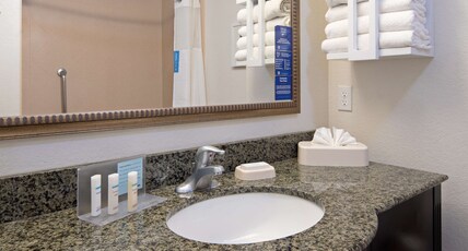 Hampton Inn & Suites Bakersfield/Hwy 58, CA Room Type - 1 KING BED NONSMOKING