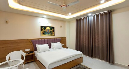 Hotel Om Elite Stay Room Type - Family Room with King Bed