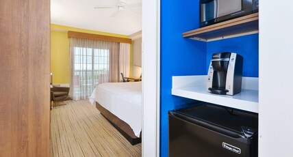 Holiday Inn Express & Suites PETOSKEY Room Type - 1 King Standard Comm Access Tub