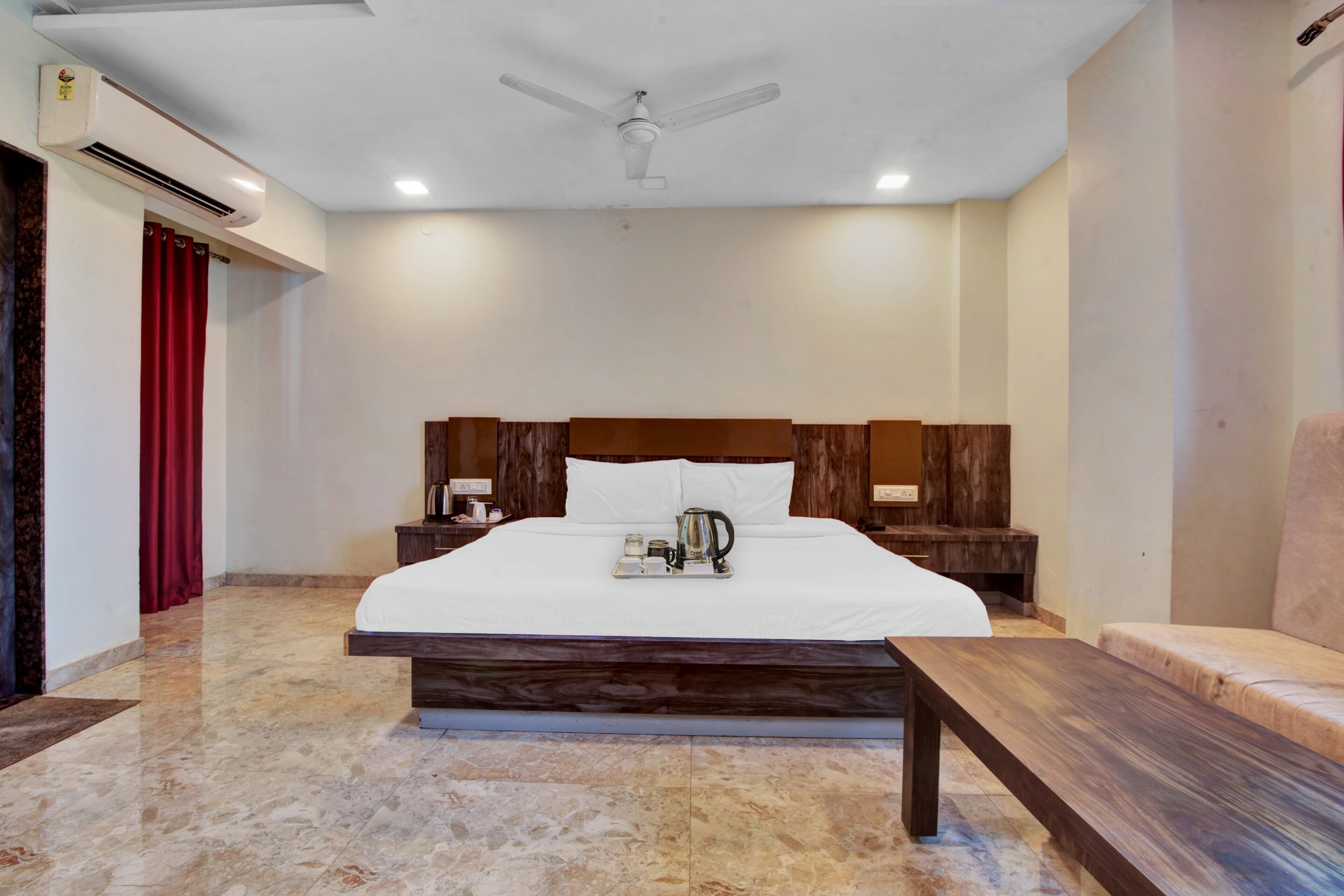 Townhouse 700 Hotel Krishna. - Tap to explore photos