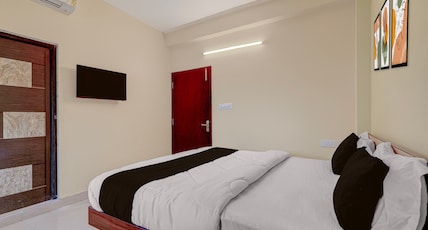 Hotel O AIIMS Bhubaneshwar Formerly Madhusudan Palace Room Type - Super Deluxe Room Hotel O AIIMS Bhubaneshwar Formerly Madhusudan Palace Room Type - Super Deluxe Room