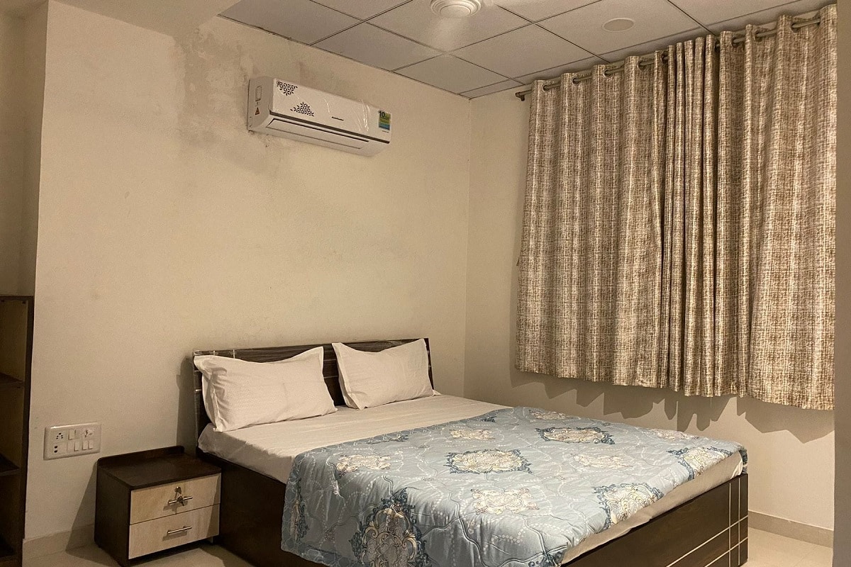 Hotel Royal Palace - Tap to explore photos