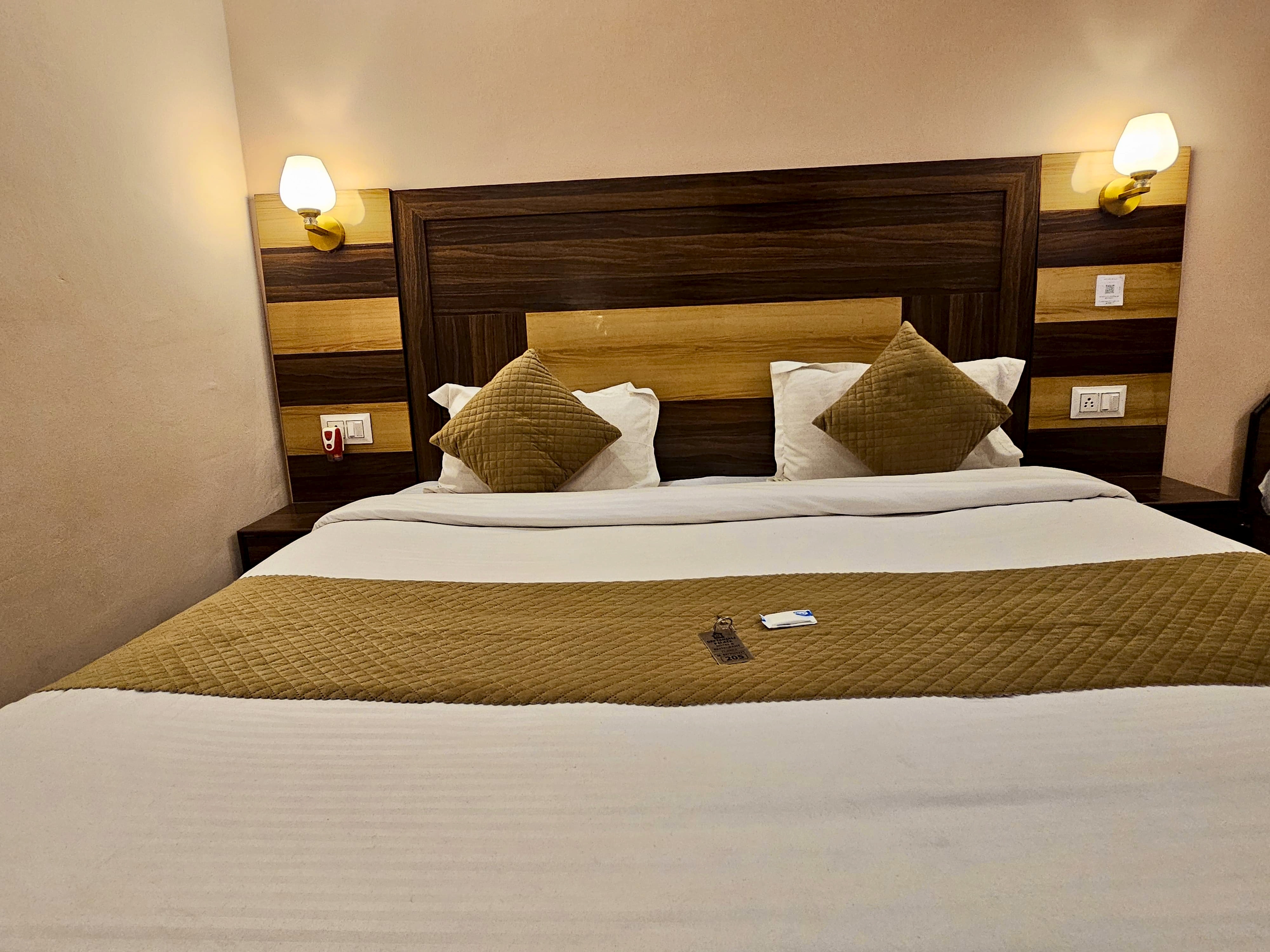 Hotel Geetanjali Palace - Tap to explore photos