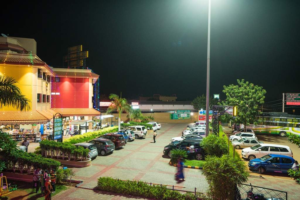 Hari's Hotel - Tap to explore photos